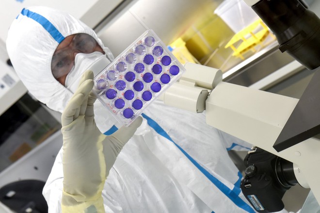 Nghiên cứu vắc xin ngừa Covid-19 tại một phòng thí nghiệm ở Pháp /// AFP