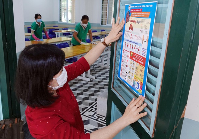 Nhân viên Trường THPT Lê Quý Đôn (TP.HCM) vệ sinh lớp học trước ngày thi  /// ẢNH: ĐÀO NGỌC THẠCH
