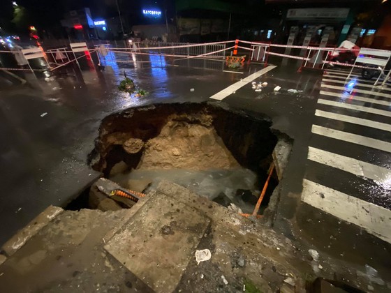 “Hố tử thần” xuất hiện trên đường phố sau cơn mưa lớn ở quận Gò Vấp ảnh 4
