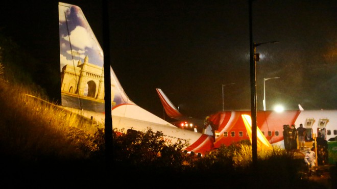 Máy bay trượt khỏi đường băng, ít nhất 17 người thiệt mạng ở Ấn Độ - ảnh 2