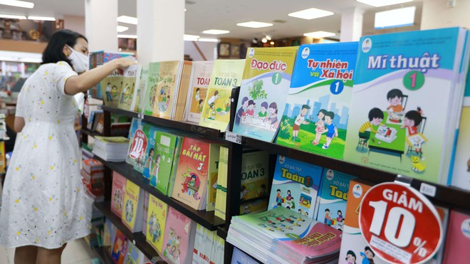 Sách giáo khoa lớp 1 mới đã được bày bán ở các nhà sách /// NGỌC DƯƠNG