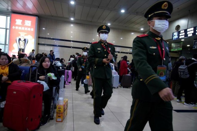 Cảnh sát Trung Quốc tại nhà ga xe lửa ở Thượng Hải vào tháng 1.2020 /// Reuters
