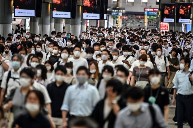 Khẩu trang giờ trở thành một phần không thể thiếu của người dân Tokyo, Nhật Bản /// AFP