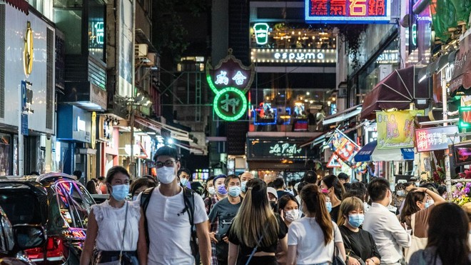 Người dân tại Hồng Kông đeo khẩu trang khi ra ngoài /// Bloomberg