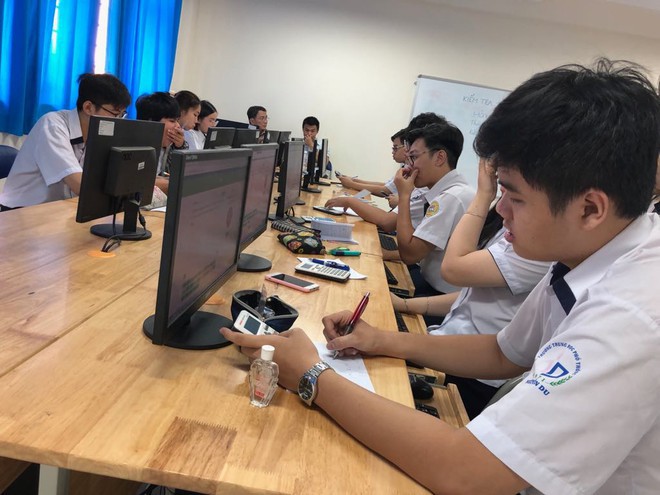 Học sinh Trường THPT Nguyễn Du (TP.HCM) thực hiện bài kiểm tra định kỳ môn toán bằng hình thức trắc nghiệm trên máy tính /// Bích Thanh