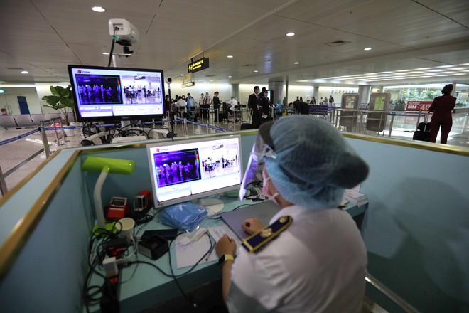 Hành khách khai báo y tế và làm thủ tục nhập cảnh tại sân bay Tân Sơn Nhất  /// Ảnh: ngọc dương