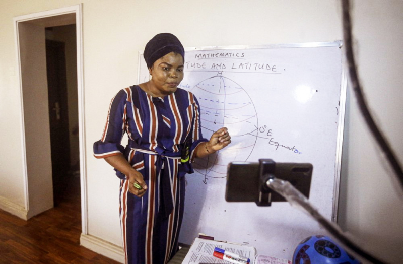 Cô Basirat Olamide Ajayi dạy trực tuyến qua điện thoại di động từ nhà mình ở Lagos, Nigeria