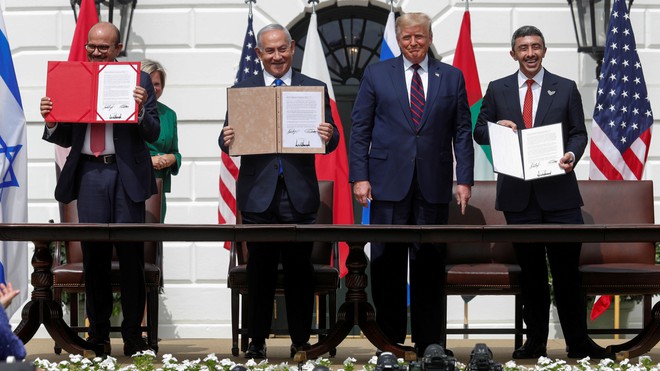 Từ trái sang: Ngoại trưởng Bahrain Abdullatif al-Zayani, Thủ tướng Israel Benjamin Netanyahu, Tổng thống Mỹ Donald Trump và Ngoại trưởng UAE Abdullah bin Zayed al-Nahyan /// Reuters