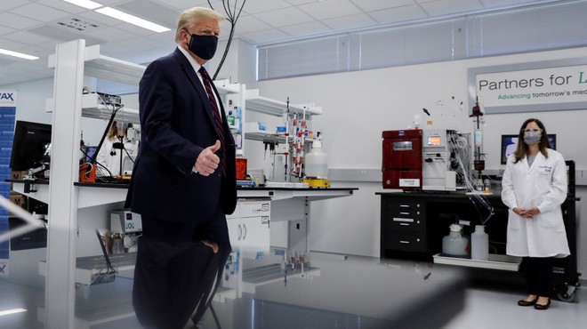 Tổng thống Trump thăm một nhà máy sản xuất vắc xin ngừa Covid-19 tiềm năng ở thành phố Morrisville (bang Bắc Carolina, Mỹ)  /// Reuters