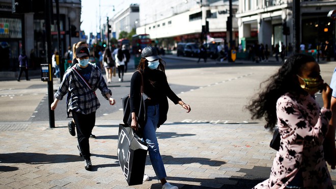 Người qua đường ở London, Anh đeo khẩu trang phòng dịch  /// REUTERS