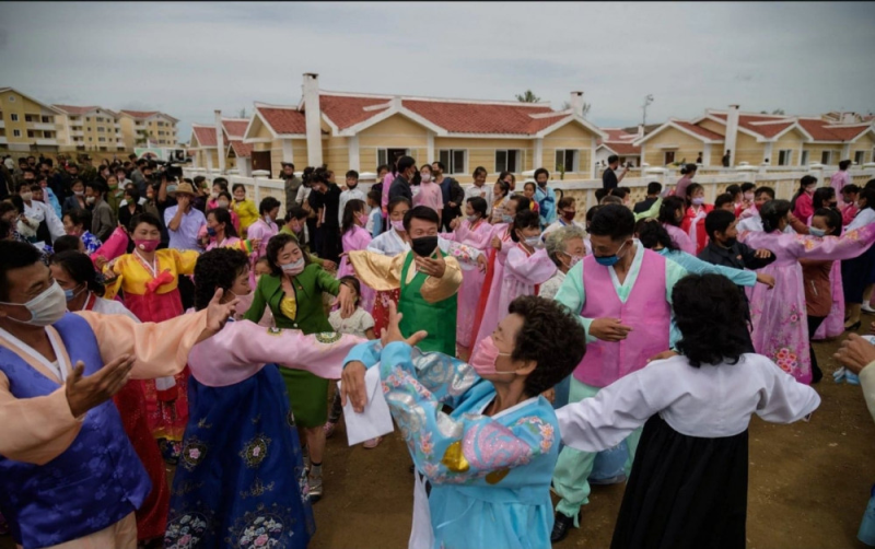 Người dân Triều Tiên múa hát khi nhận những ngôi nhà mới