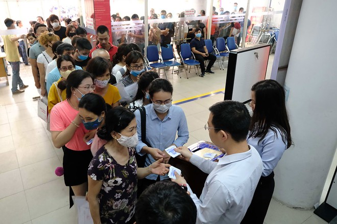 Người lao động đến đăng ký trợ cấp thất nghiệp tại Trung tâm dịch vụ việc làm Hà Nội  /// ẢNH: GIA HÂN