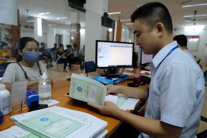 Đăng ký trợ cấp thất nghiệp tại Trung tâm dịch vụ việc làm Hà Nội ẢNH: GIA HÂN 