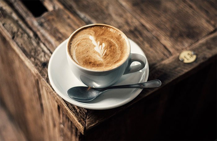 Nhiều người thường tìm đến cà phê ngay sau một đêm mất ngủ để giải quyết tình trạng uể oải