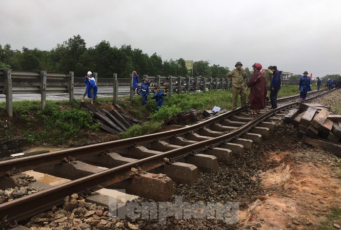Đoạn đường sắt bị xói lở tại Quảng Trị. Ảnh: CTV