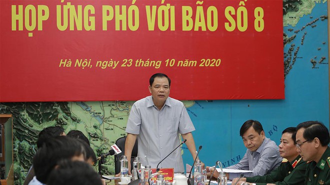 Ông Nguyễn Xuân Cường yêu cầu ứng phó bão số 8 song hành với nhiệm vụ phục hồi sau lũ ở các tỉnh miền Trung /// Ảnh Hoàng Phan