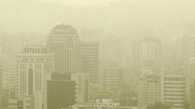 Bầu trời Seoul, Hàn Quốc mù mịt vì bão cát từ sa mạc Gobi ở Trung Quốc thổi sang năm 2006 /// AFP