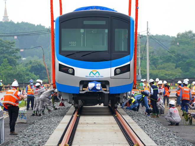 Đoàn tàu đầu tiên của tuyến metro số 1 đặt trên đường ray trong depot Long Bình hôm 13.10 /// Ảnh: Độc Lập