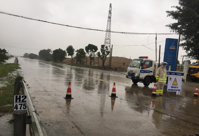 Quốc lộ 1A qua Hà Tĩnh bị ngập sâu do mưa lũ - ảnh 1