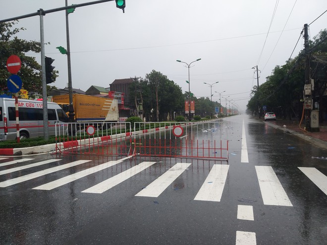 Quốc lộ 1A qua Hà Tĩnh bị ngập sâu do mưa lũ - ảnh 2