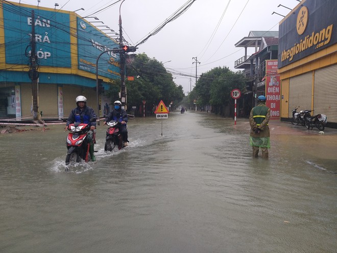 Quốc lộ 1A qua Hà Tĩnh bị ngập sâu do mưa lũ - ảnh 4