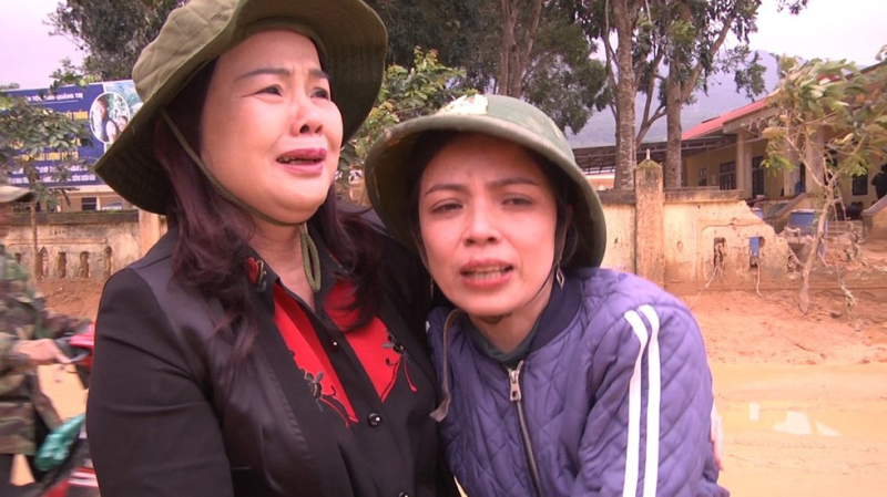 Khoảnh khắc xúc động của bà Hương (Giám đốc Sở GD-ĐT tỉnh Quảng Trị) cùng cấp dưới ở xã Hướng Việt /// ẢNH: PHAN VĨNH