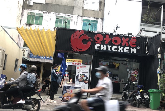 Otoke Chicken đưa kios ra trước cửa hàng bán cho khách mang đi