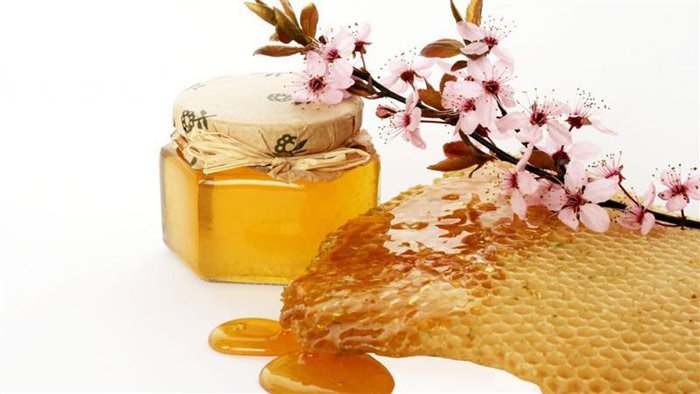 Chữa môi khô nẻ bằng mật ong