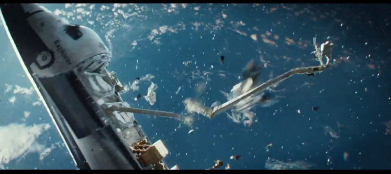 Cảnh tàu con thoi bị va chạm bởi rác không gian trong phim Gravity