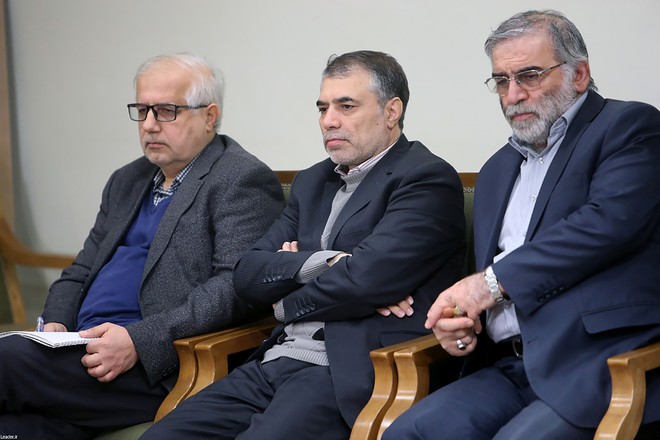 Nhà khoa học hàng đầu Iran Mohsen Fakhrizadeh (phải) trong một ảnh tư liệu /// Reuters