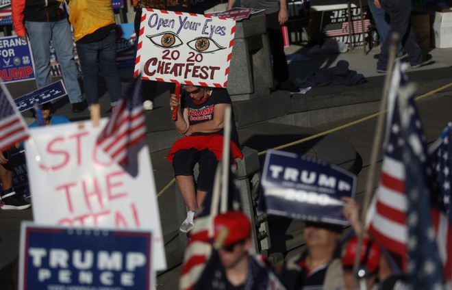 Những người ủng hộ Tổng thống Donald Trump xuống đường vào ngày 7.11, sau khi cựu Phó Tổng thống Joe Biden được giới truyền thông thông báo thắng cử /// Reuters