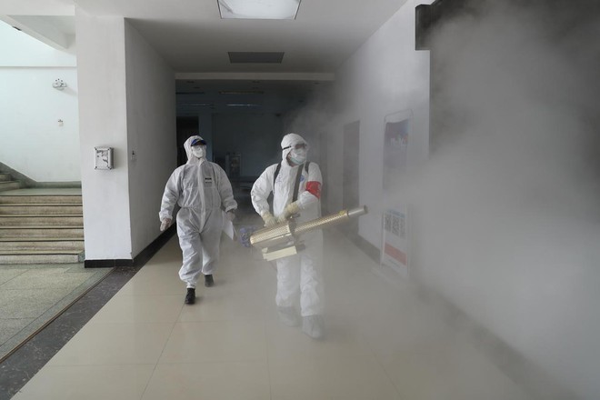 Người tình nguyện khử trùng tại Vũ Hán, tháng 2.2020. Ảnh tư liệu /// Reuters