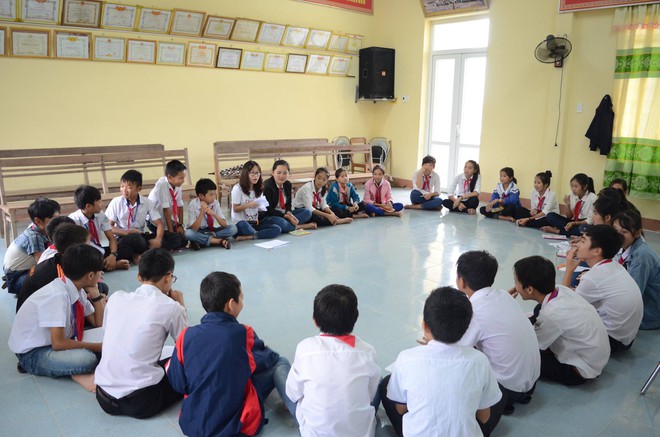Chuyên gia tư vấn Nguyễn Thị Song Trà nói chuyện với học sinh THCS tại TP.HCM về giới tính và tình yêu học trò /// ẢNH: MINH LÝ
