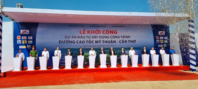 Các đại biểu tham dự lễ khởi công tuyến cao tốc Mỹ Thuận - Cần Thơ /// ẢNH: BẮC BÌNH 