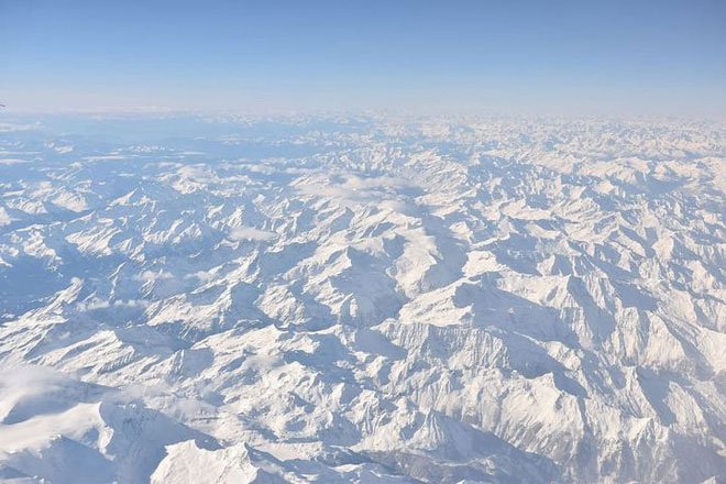 Dãy Himalaya có đa dạng các loại địa hình nhưng hầu như không có bằng phẳng