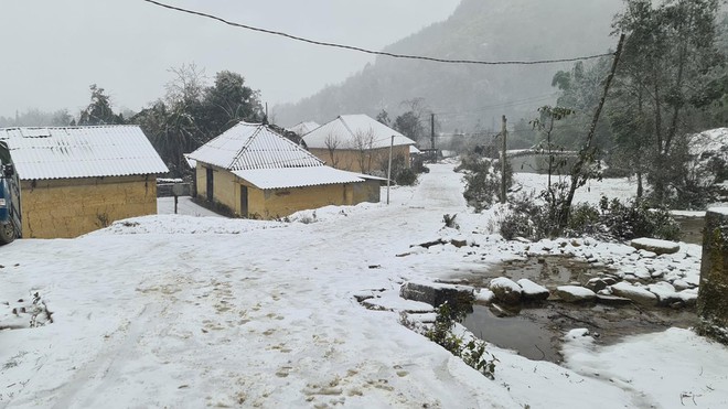 Tuyết rơi trắng xoá ở các thôn bản vùng cao xã Y Tý, H.Bát Xát trong ngày 11.1 /// Ảnh Hà Ngọc Linh