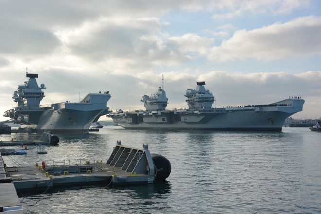 Anh dự kiến điều động tàu sân bay HMS Queen Elizabeth (phải) đến Biển Đông  /// Ảnh: Daily Mail