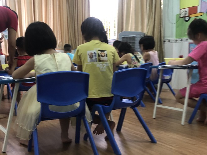 Trẻ một trường mầm non tư thục tại TP.HCM đang được học chữ   /// ẢNH: NGUYỄN LOAN