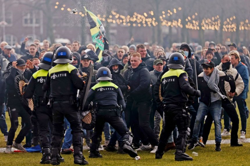 Cảnh sát chống bạo động đụng độ với người biểu tình trong cuộc biểu tình ở quảng trường thị trấn Museumplein ở Amsterdam, ngày 17 tháng 1 năm 2021