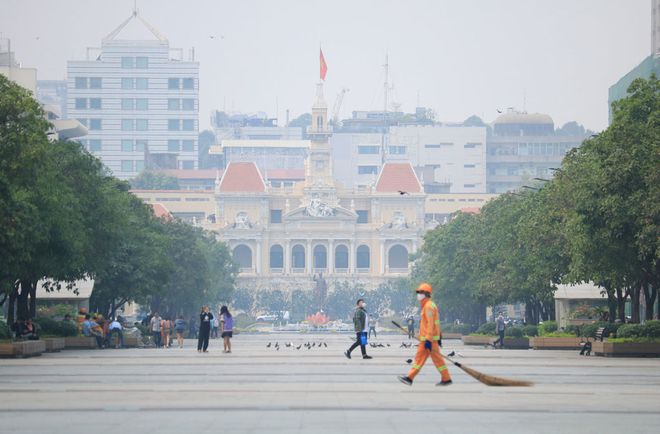 Sài Gòn chìm trong sương mù: Người dân ‘chảy nước mắt’ khi ra đường2
