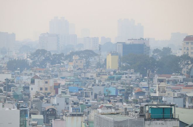 Sài Gòn chìm trong sương mù: Người dân ‘chảy nước mắt’ khi ra đường3