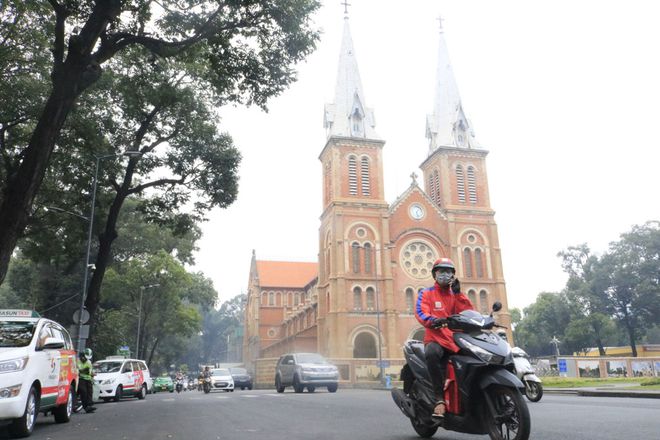 Sài Gòn chìm trong sương mù: Người dân ‘chảy nước mắt’ khi ra đường6