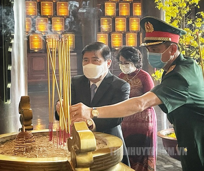 Phó Thủ tướng Trương Hòa Bình, Bí thư Nguyễn Văn Nên họp mặt truyền thống cách mạng ở TPHCM - ảnh 3