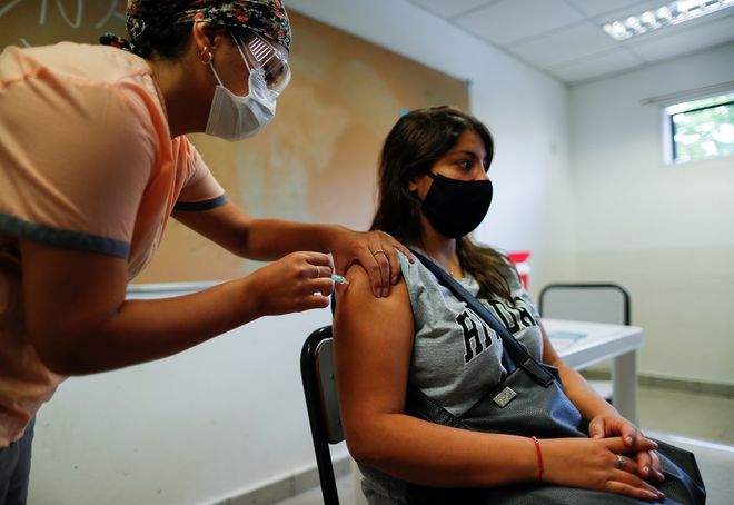 Một người phụ nữ được tiêm vắc xin Covid-19 ở thủ đô Buenos Aires, Argentina ngày 19.2 /// Reuters