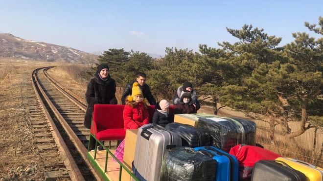 Nhân viên ngoại giao Nga tự đẩy xe từ Triều Tiên về nước - ảnh 1