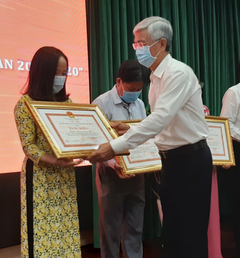 Ông Võ Văn Hoan trao bằng khen cho Hội LHPN TPHCM vì có thành tích xuất sắc trong  10 năm 
