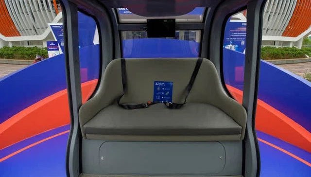 Một màn hình điều khiển được trang bị trong xe, hiển thị các thông tin về xe, lộ trình di chuyển.