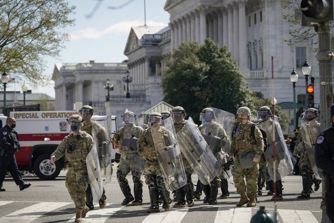 Vệ binh quốc gia bảo vệ tòa nhà Quốc hội Mỹ sau vụ tấn công /// AFP