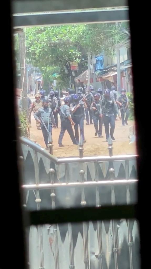 Lực lượng an ninh trên đường phố Bago, tìm kiếm những người chống đối /// REUTERS