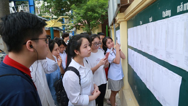 Học sinh Hà Nội xem thông báo trong kỳ tuyển sinh vào lớp 10 năm 2020  /// NGỌC THẮNG